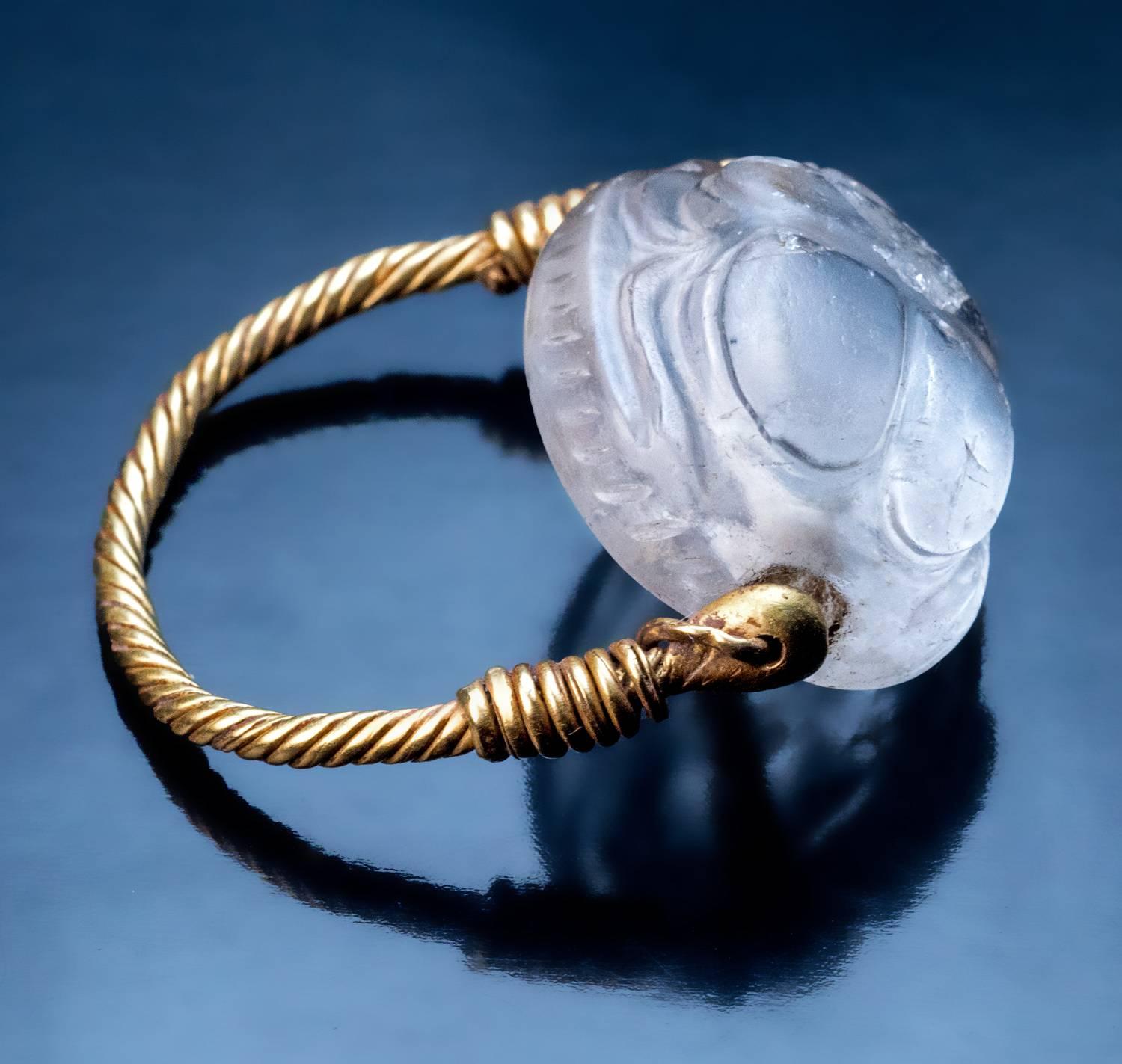 Signet pivotant en or et cristal de roche de la Grèce antique Unisexe en vente