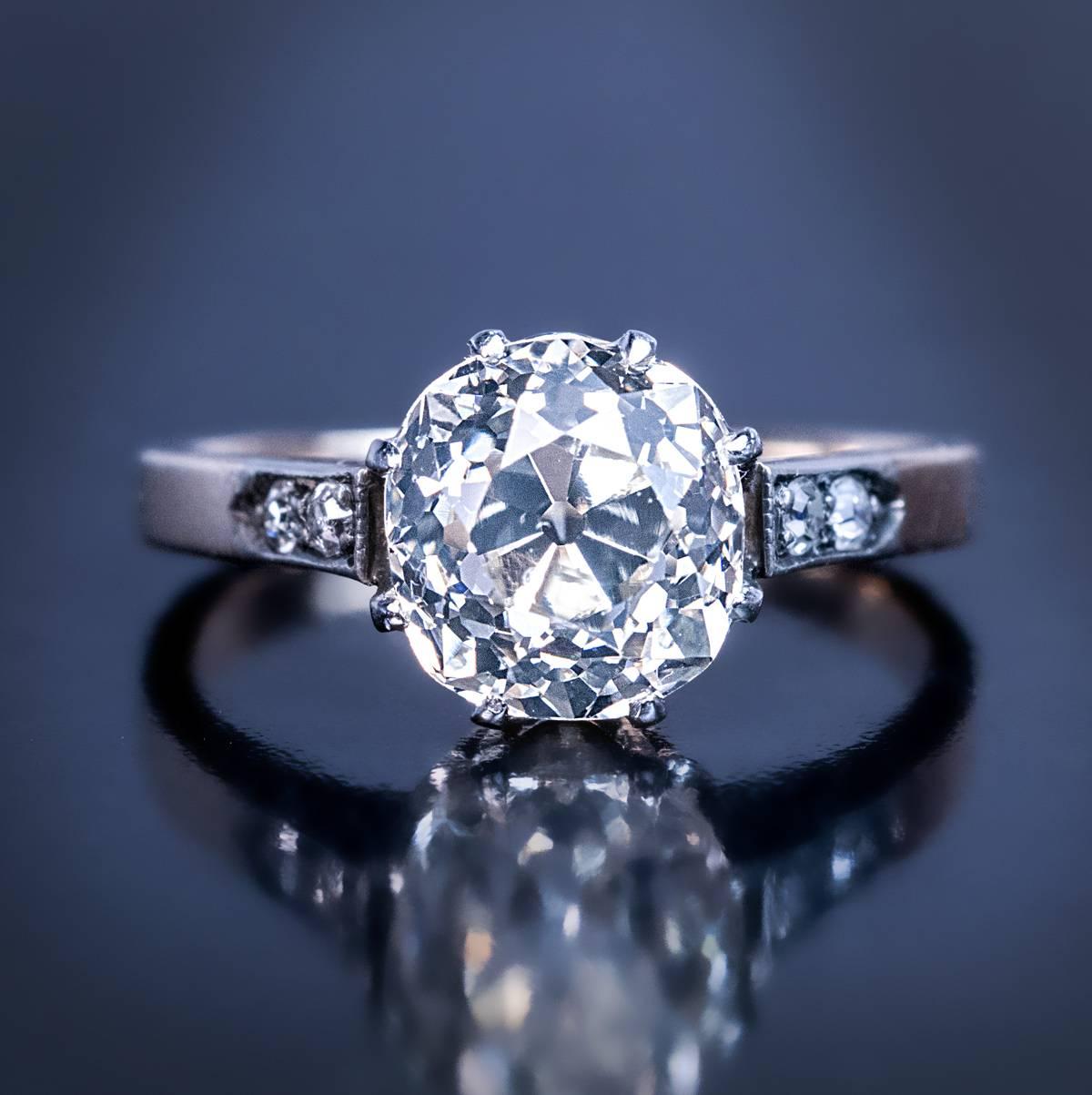 Circa 1910

Ein antiker Ring aus 14 Karat Roségold mit einem funkelnden alten Diamanten im Kissenschliff (8 x 7::5 x 5::95 mm:: ca. 2::76 ct:: Farbe K-L:: Reinheit VS1):: der in Silber eingefasst ist. Die Schultern des Rings sind mit zwei Paaren