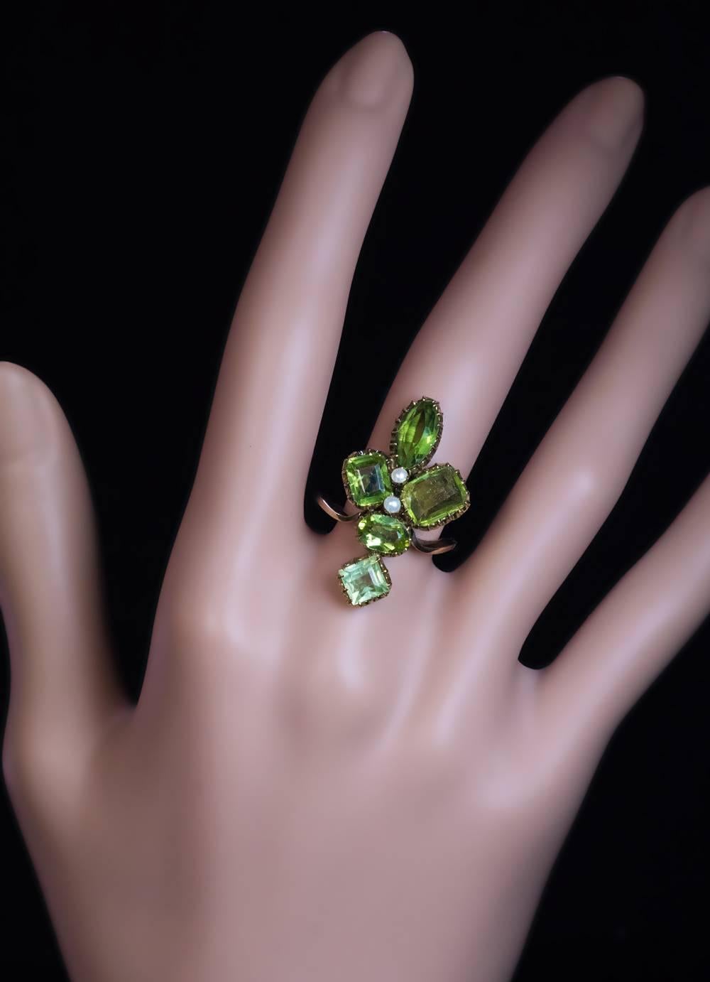 Antiguo Anillo Art Nouveau Peridoto Perla Flor de Oro en Excelente Estado en Chicago, IL