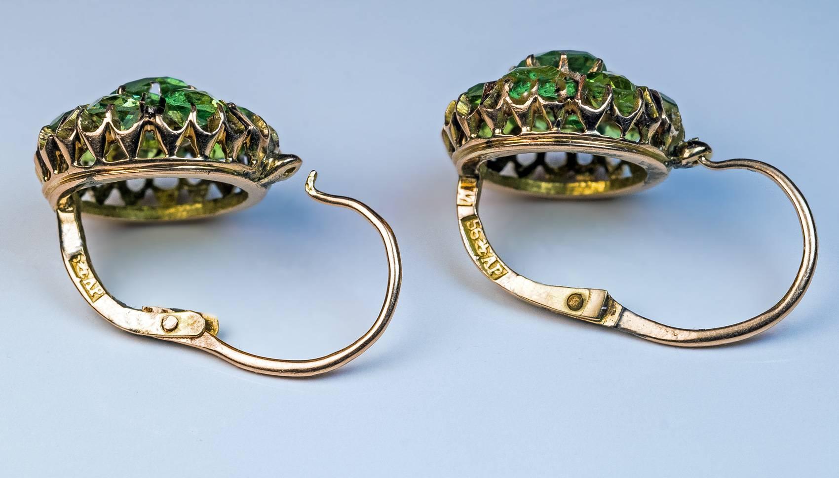 Antike russische Demantoid-Gold-Cluster-Ohrringe im Zustand „Hervorragend“ in Chicago, IL