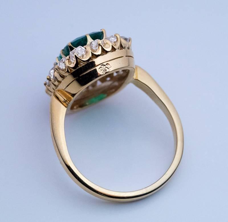 Antique 2.62 Carat Emerald Diamond Gold Cluster Ring In Excellent Condition In Chicago, IL