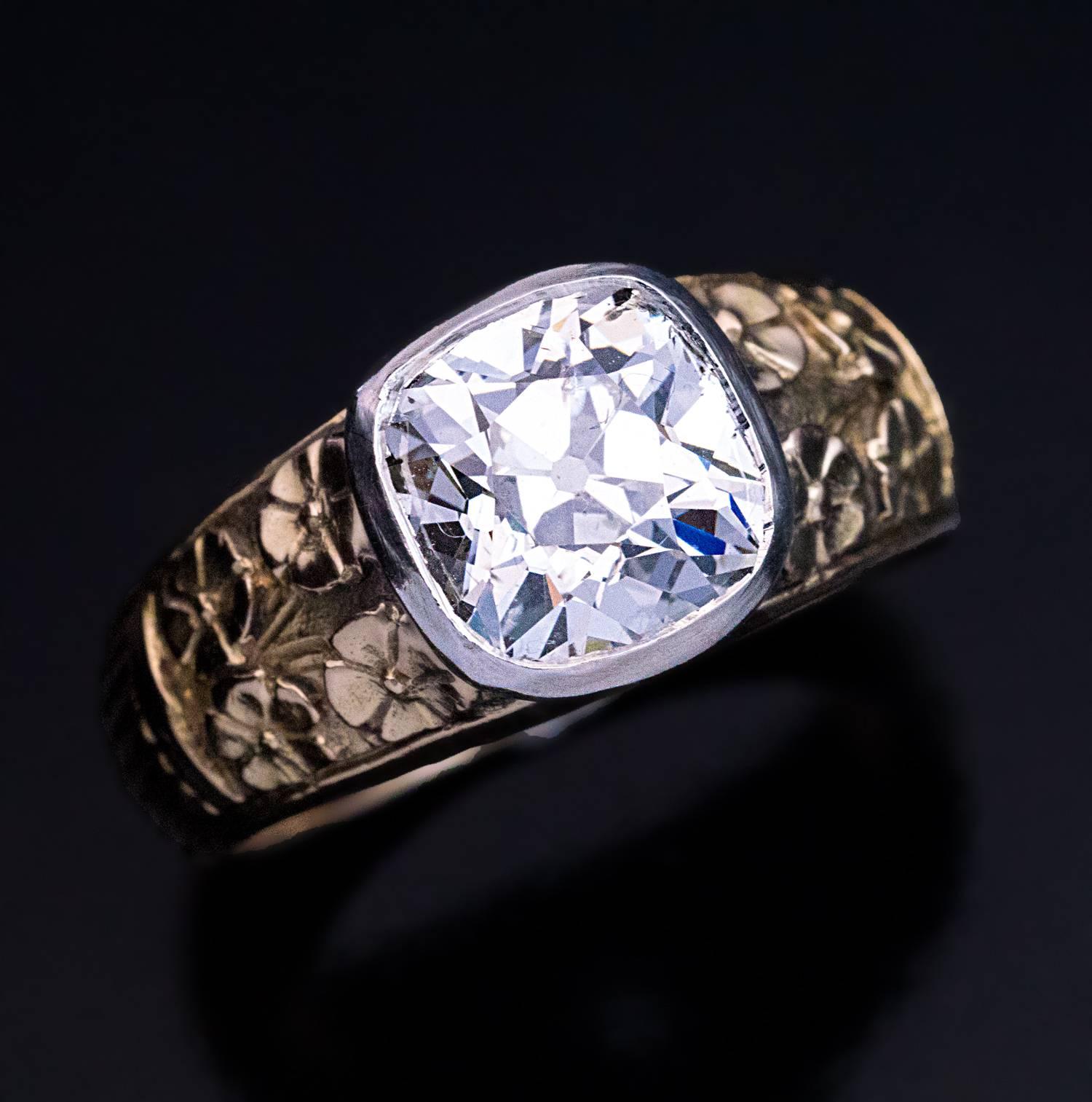 Art Nouveau Antique 2.83 Carat Diamond Chased Gold Men's Ring In Excellent Condition In Chicago, IL