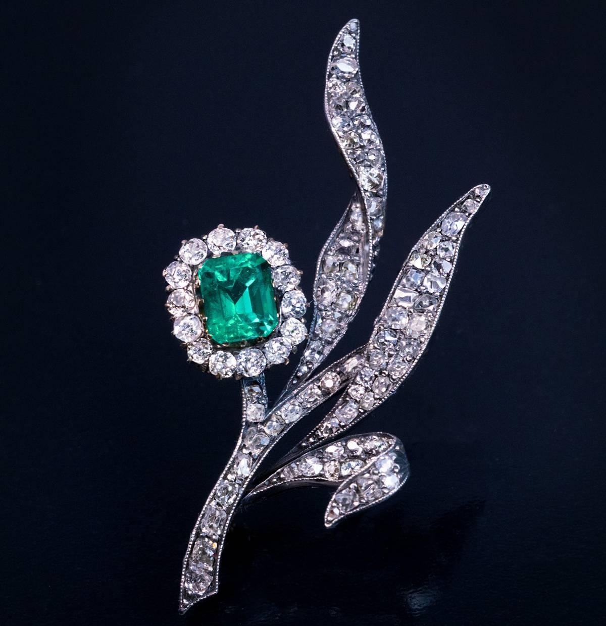 Antike russische Smaragd-Diamant-Gold-Brosche (Belle Époque)