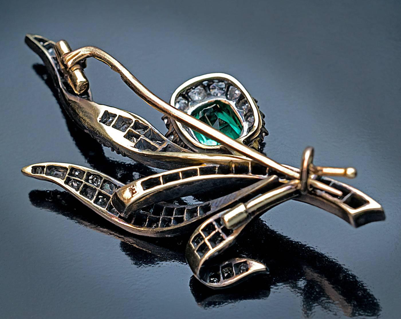 Antike russische Smaragd-Diamant-Gold-Brosche im Zustand „Hervorragend“ in Chicago, IL