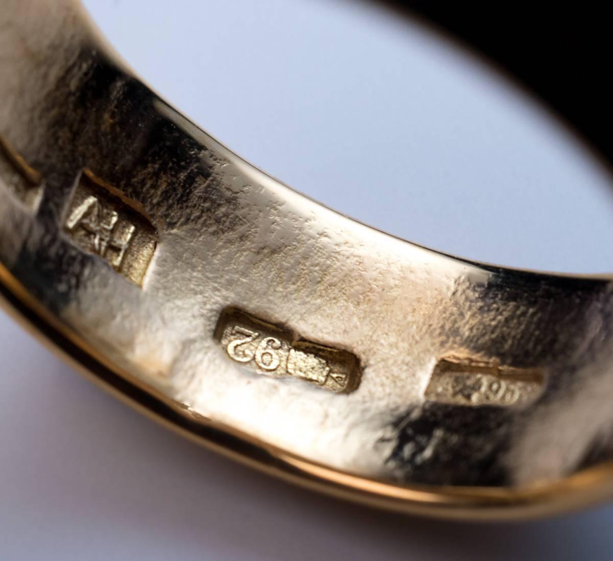 Dieser niedrige:: 8 mm (5/16 Zoll) dicke Ehering mit glatten:: runden Kanten wurde zwischen 1908 und 1917 in Moskau hergestellt. 

Der Ring ist mit 92 Zolotnik kaiserlichem Goldstandard (23K):: den Initialen des Herstellers 'AH' und einer späteren