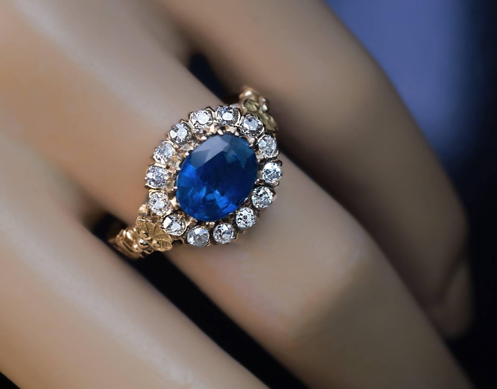 Um 1890

In der Mitte des Rings aus 22 Karat Gold befindet sich ein ovaler blauer Saphir (8,8 x 6,9 x 4,1 mm, ca. 2 Karat), umgeben von alten Diamanten im Einzelschliff (geschätztes Gesamtgewicht der Diamanten 0,60 Karat).

Die Spitze aus