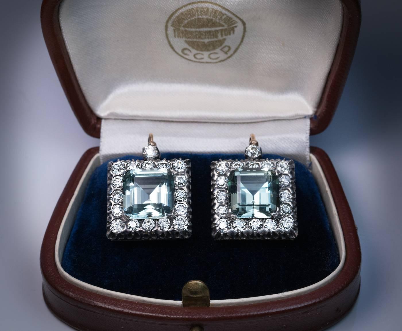 Diese russischen Art-Déco-Ohrringe wurden in den späten 1920er bis frühen 1930er Jahren in St. Petersburg hergestellt. 
Die Ohrringe sind handgefertigt aus Silber über 14 Karat Gold und mit zwei Aquamarinen im Smaragdschliff von grünlich-blauer