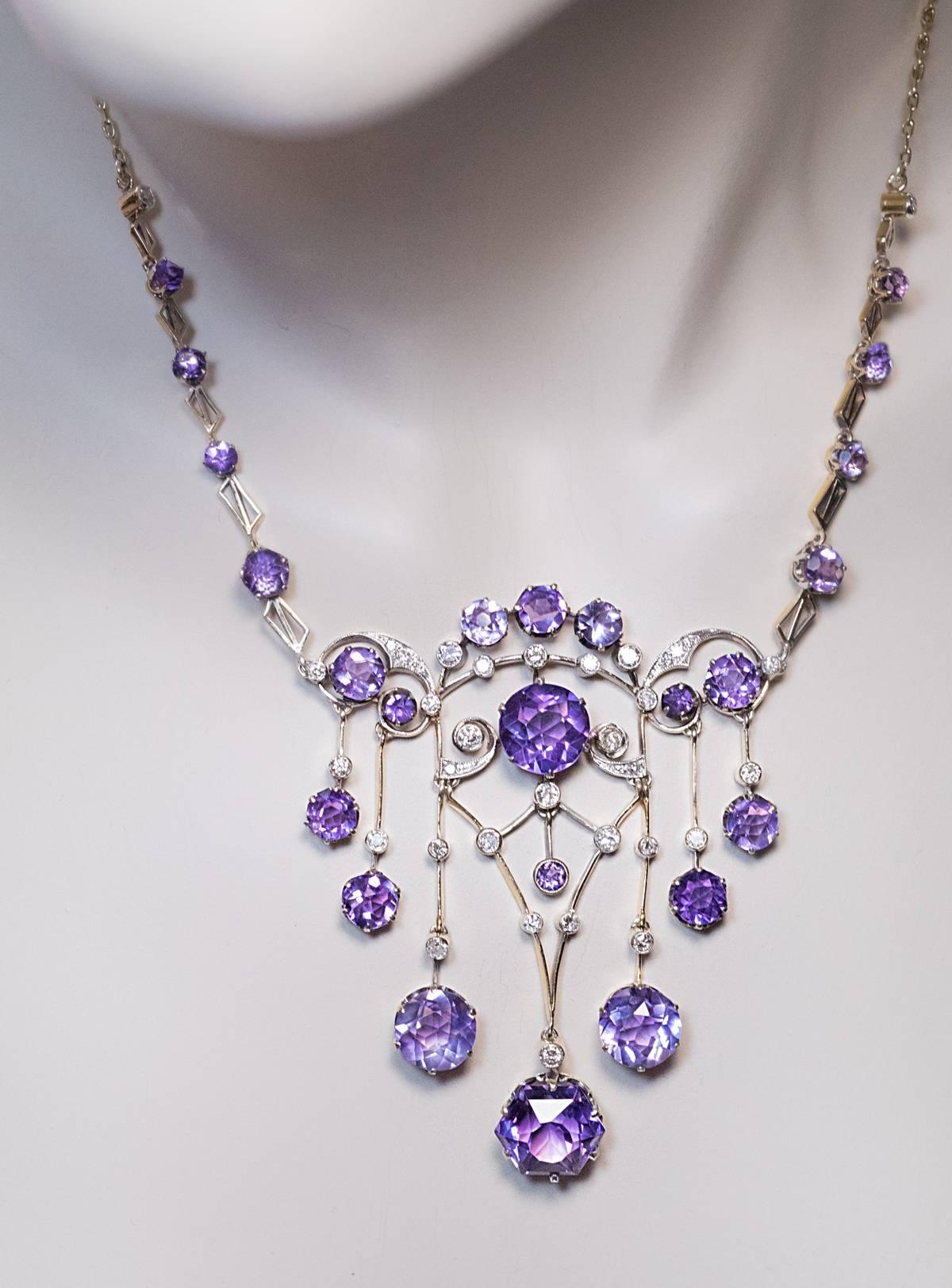 Hergestellt in Moskau in den 1930er Jahren

Die Halskette ist aus vergoldetem Silber handgefertigt und mit funkelnden lavendelfarbenen sibirischen Amethysten und Diamanten besetzt. 

Gekennzeichnet mit 875 Silberstandard und Herstellerzeichen.