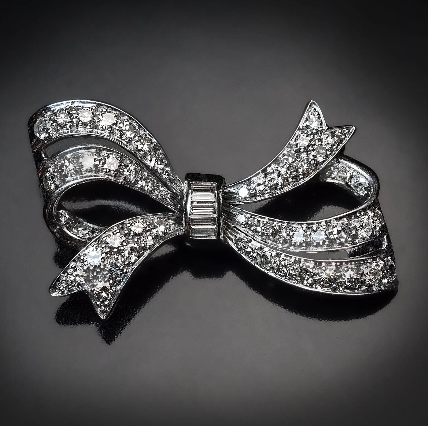 1930s Diamond Gold Bow Brooch In Excellent Condition In Chicago, IL
