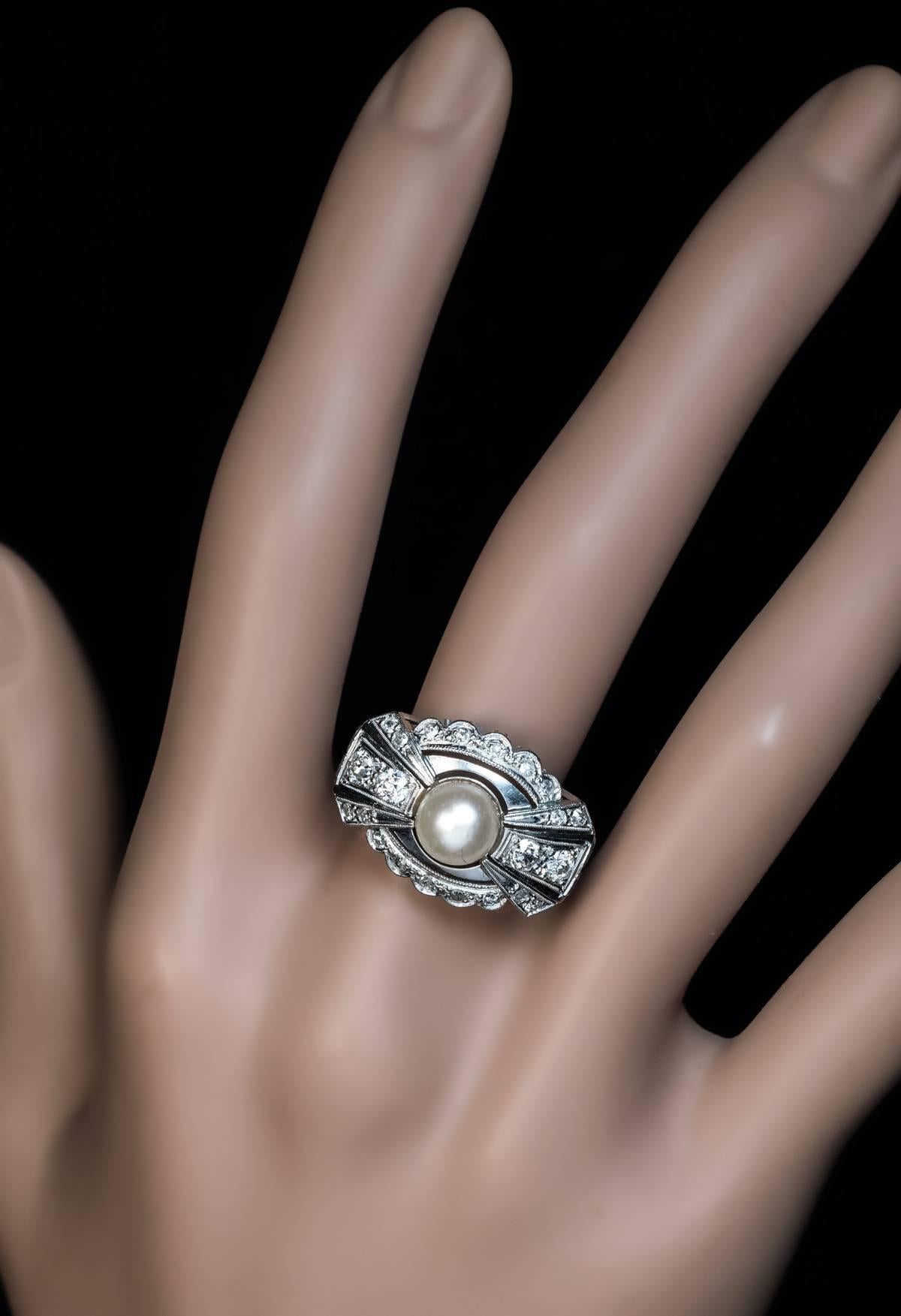 Um 1925

Der stilvolle Art-Deco-Ring aus 14 Karat Weißgold ist in Form einer stilisierten Schleife gestaltet, in deren Mitte eine 7-mm-Perle sitzt und mit funkelnden Diamanten im alten europäischen und im Einzelschliff verziert ist.

Geschätztes