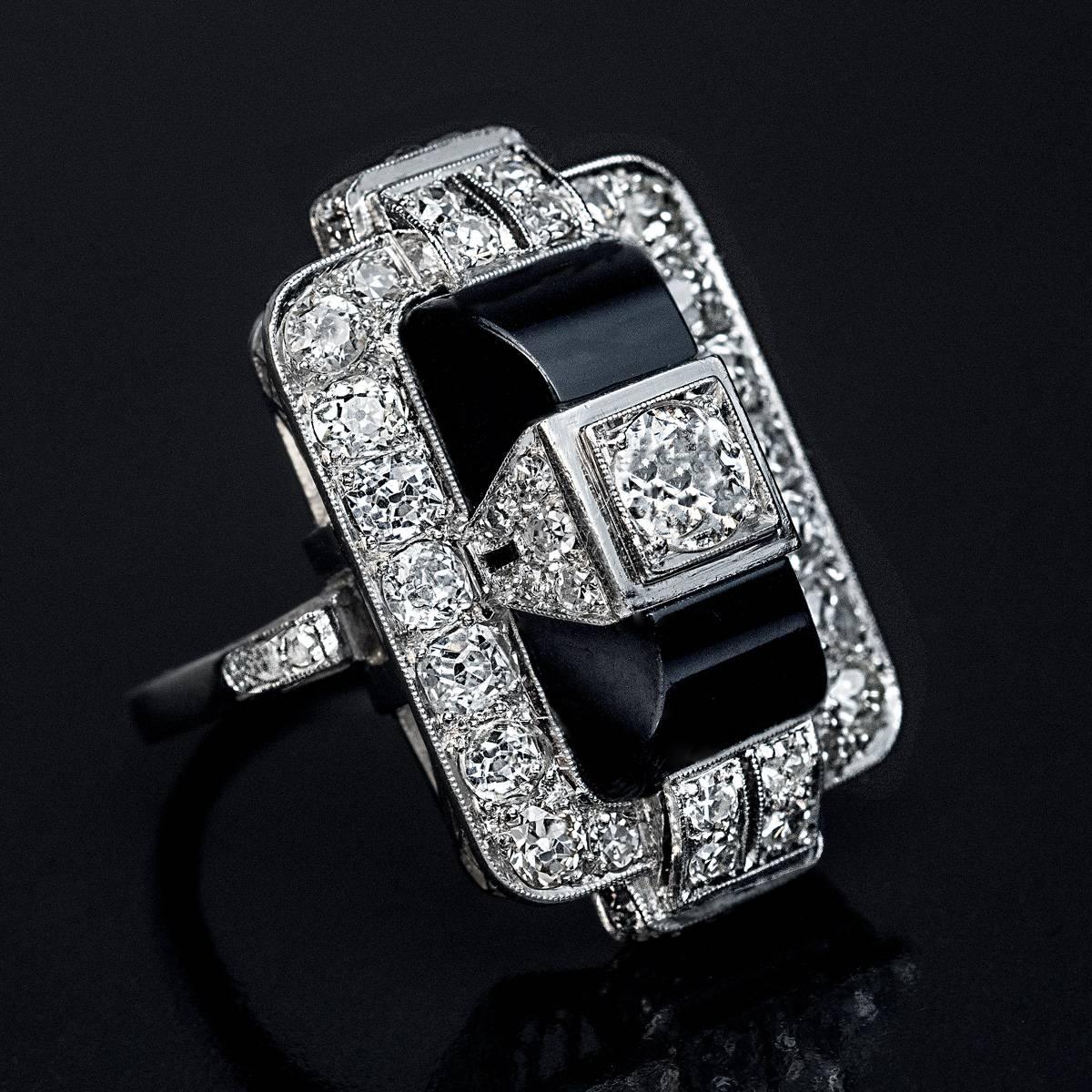 Art Deco Onyx and Diamond Gold Ring circa 1925 In Excellent Condition In Chicago, IL