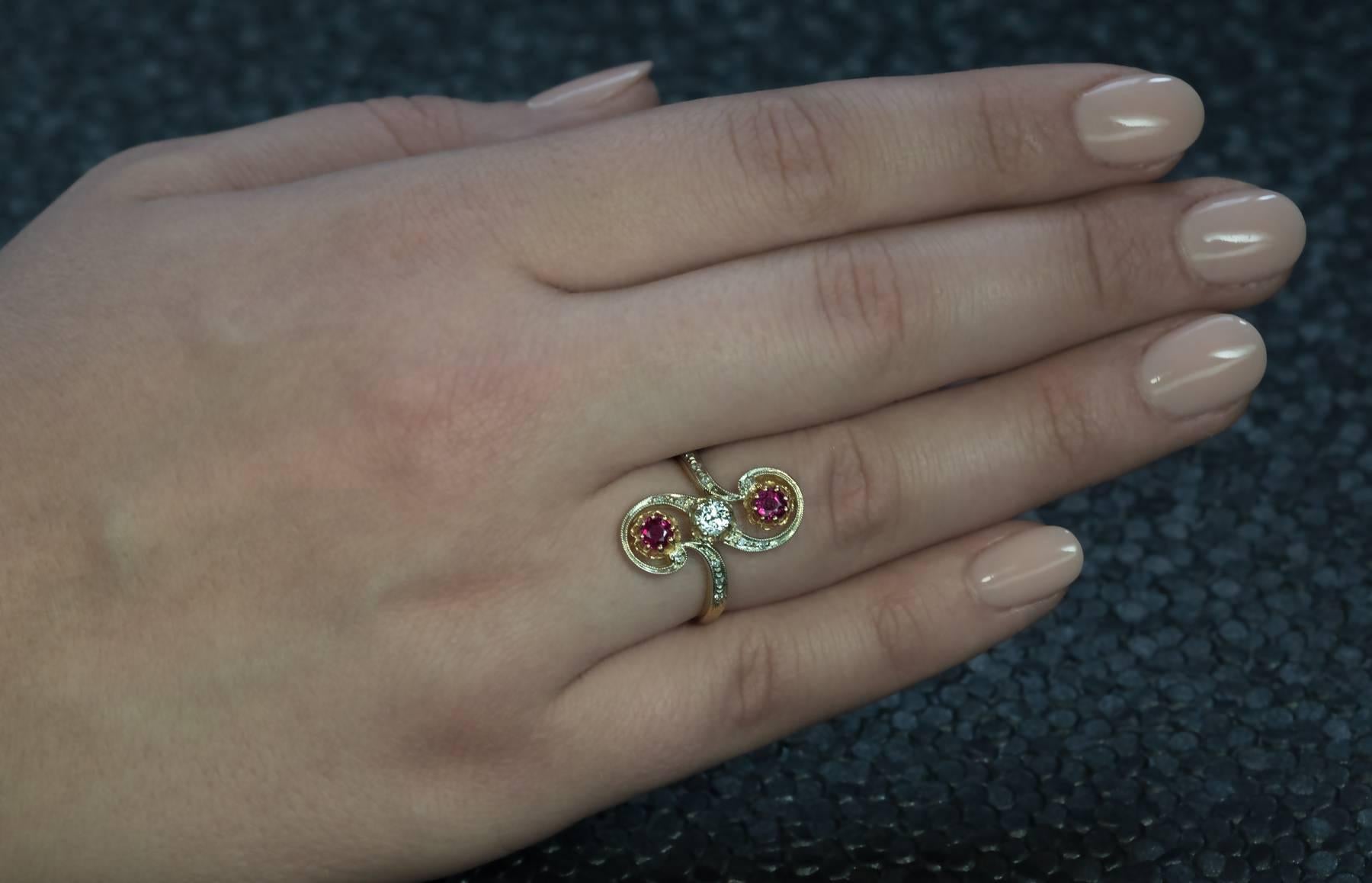 Französisch, um 1910
Ein antiker Ring aus Platin und 18 Karat Gelbgold ist mit einem strahlend weißen, alten Diamanten im Kissenschliff (ca. 0,30 ct) besetzt, der von zwei natürlichen Rubinen (ca. 0,50 ct Gesamtgewicht) flankiert wird. Die Schnecken