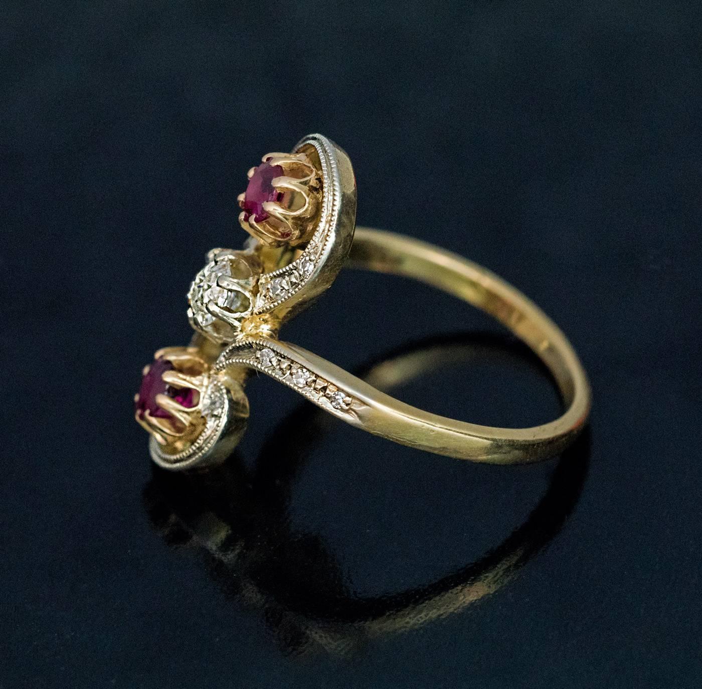 Antiker Diamant-Rubin-Schnörkelring aus der Belle Époque (Kissenschliff) im Angebot