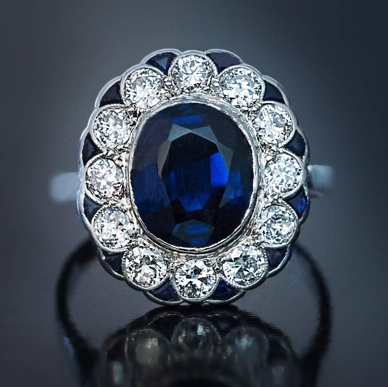 Anello di fidanzamento vintage con zaffiro e diamante a grappolo In condizioni ottime in vendita a Chicago, IL