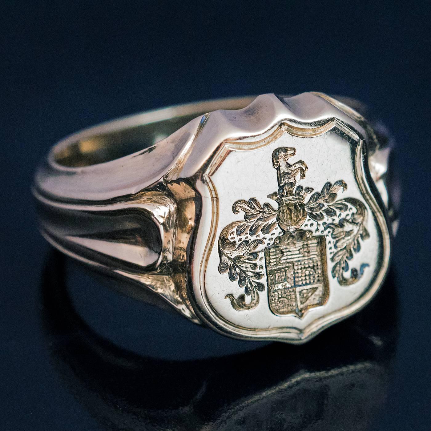 Antique Russian 19th Century Carved Gold Armorial Signet Ring In Excellent Condition In Chicago, IL