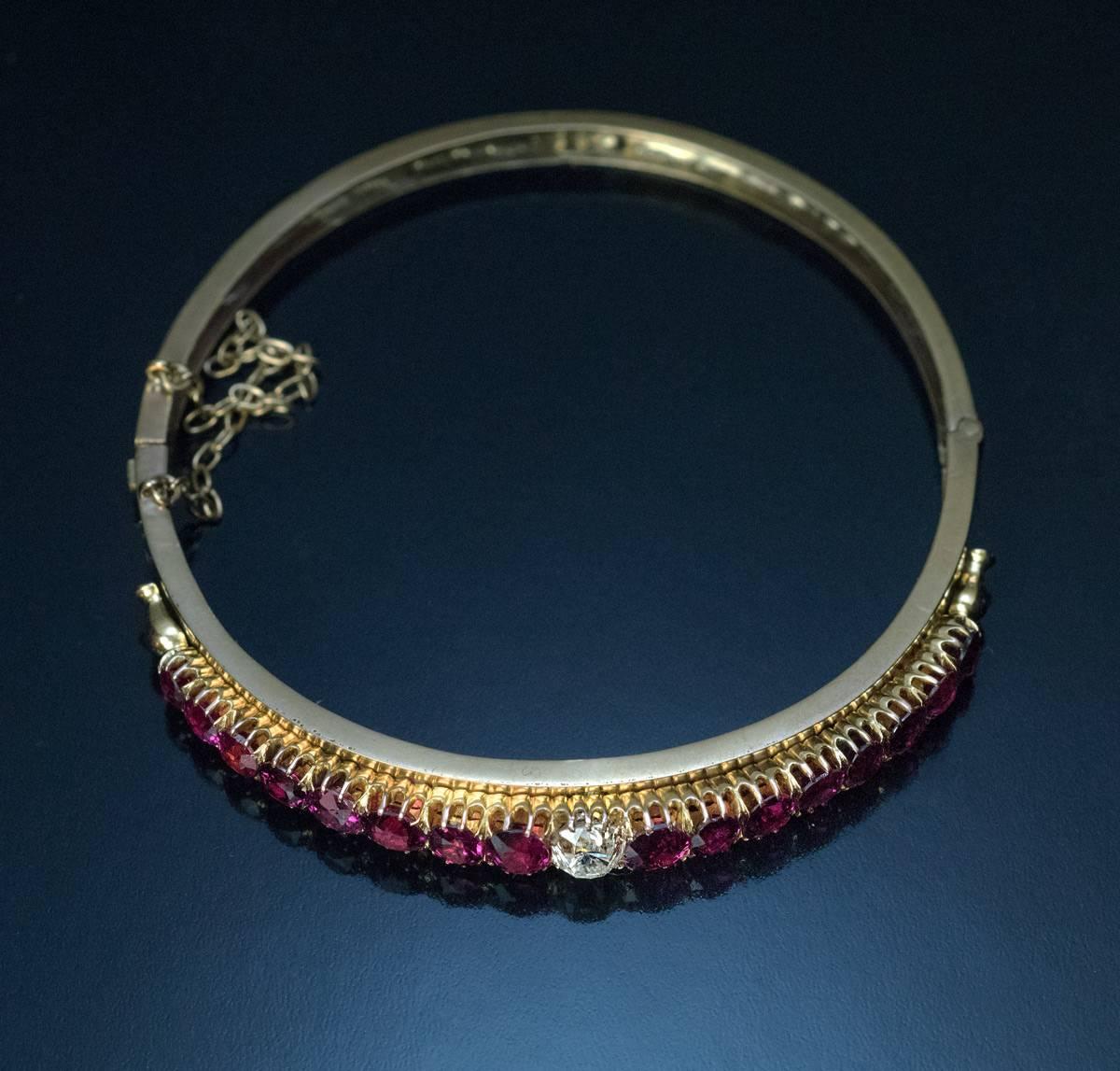 Bracelet ancien d'époque victorienne en or avec rubis et diamants Excellent état - En vente à Chicago, IL