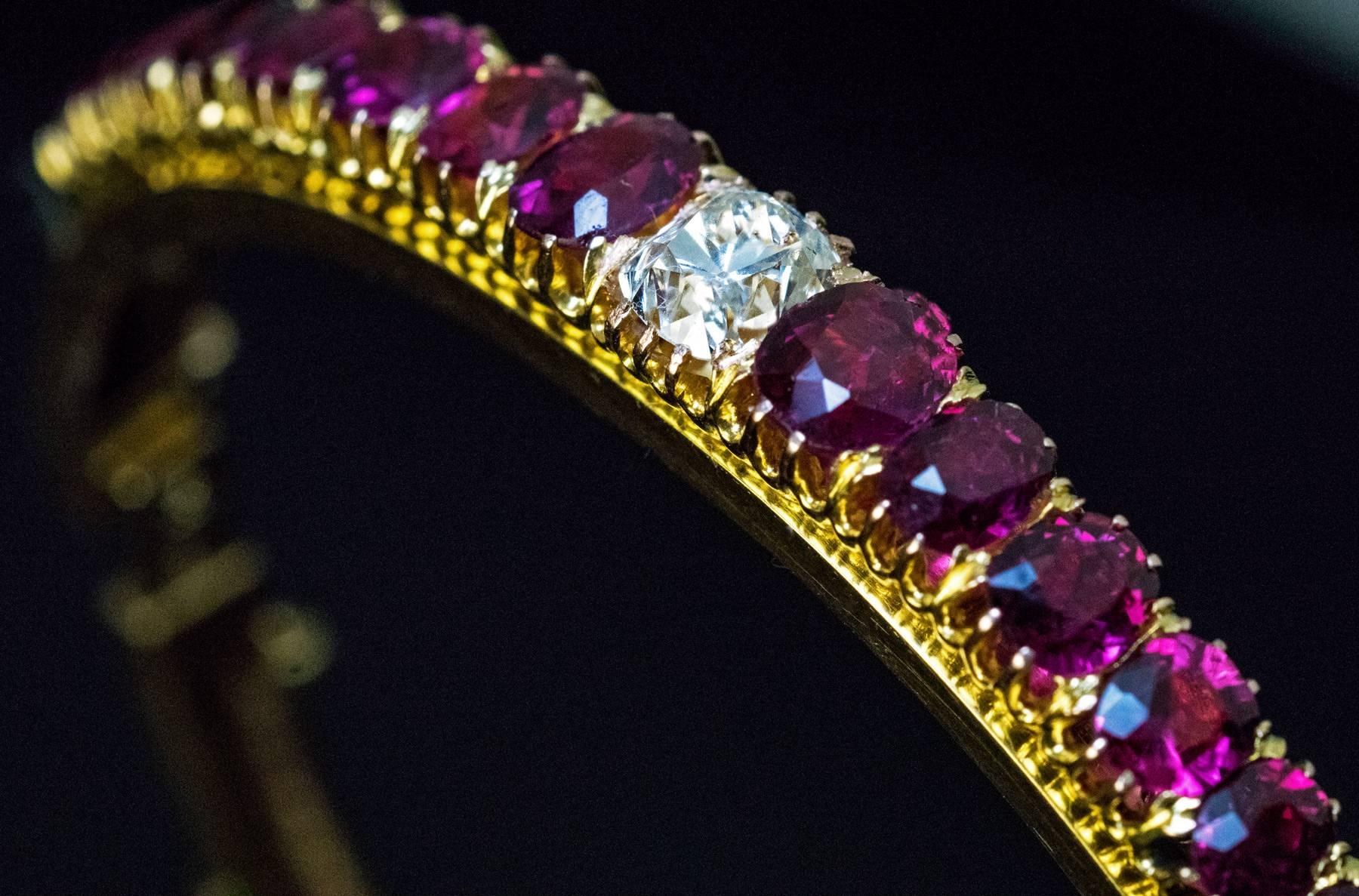Bracelet ancien d'époque victorienne en or avec rubis et diamants Pour femmes en vente