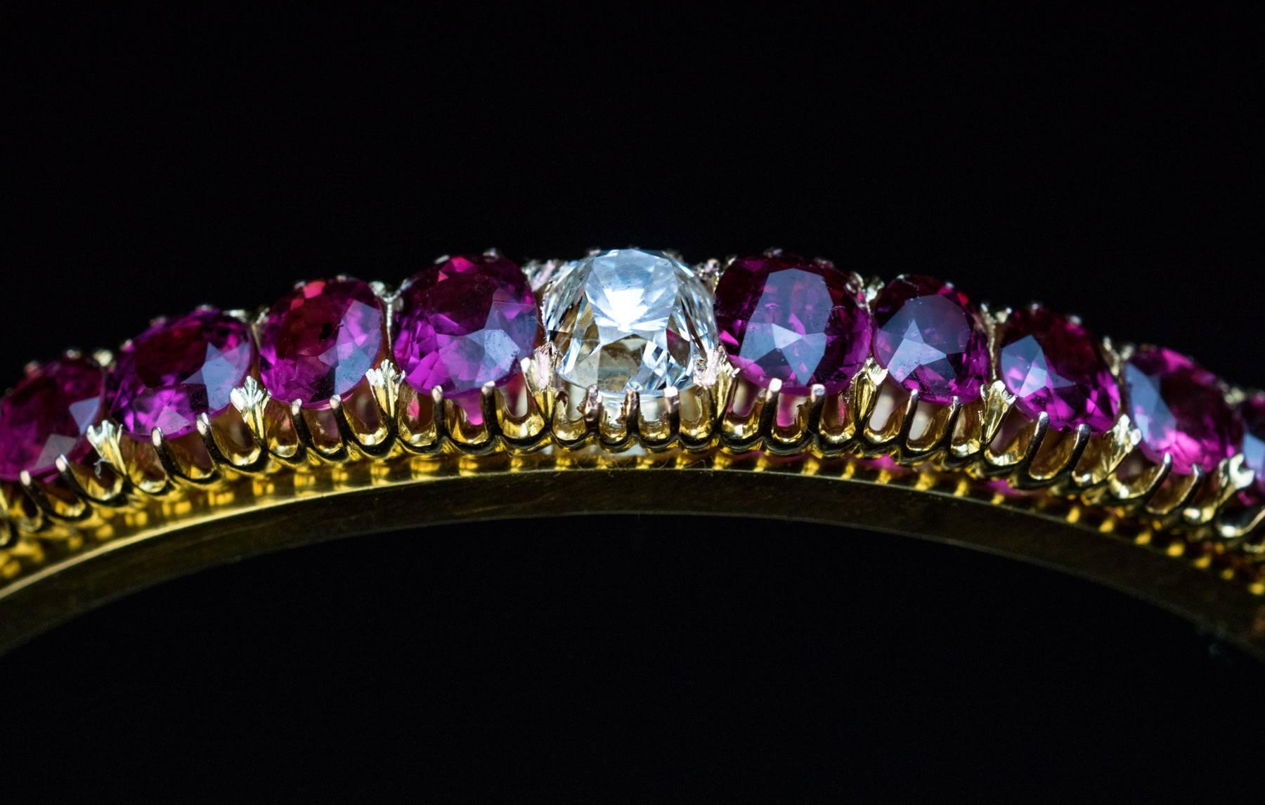 Bracelet ancien d'époque victorienne en or avec rubis et diamants en vente 1