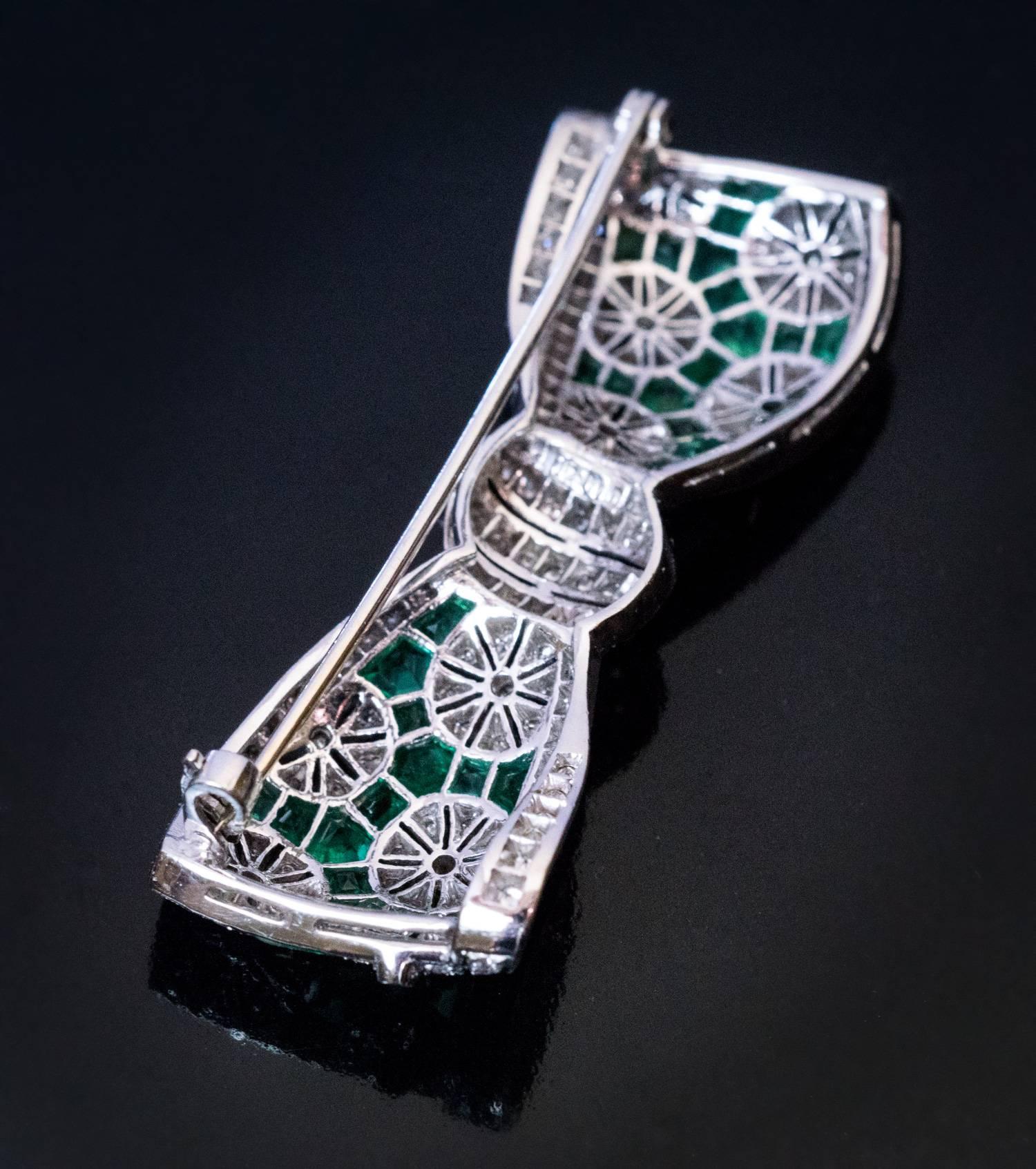 Women's or Men's Art Deco Diamond Emerald Platinum Bow Brooch