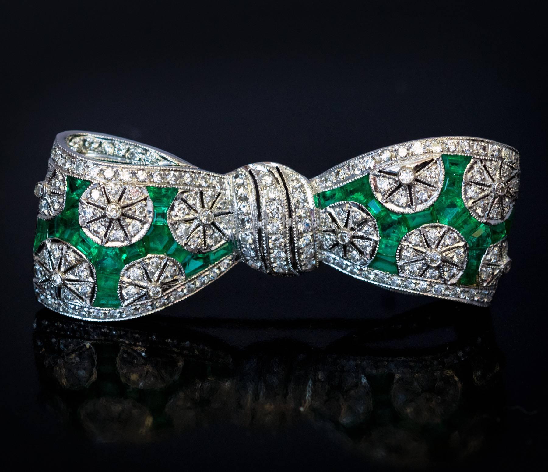 Art Deco Diamond Emerald Platinum Bow Brooch In Excellent Condition In Chicago, IL