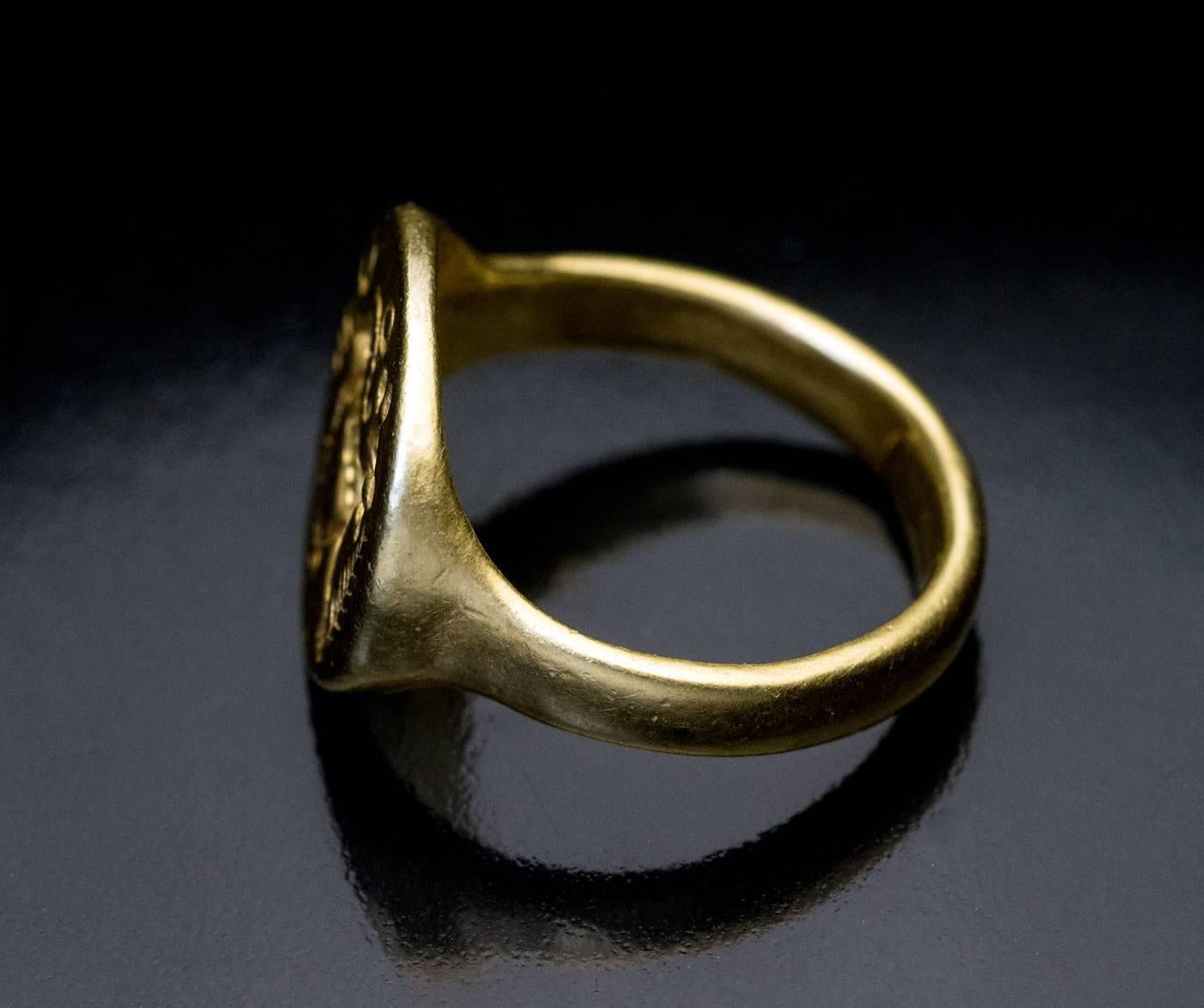 Ancient Roman Gold Signet Ring 2nd Century AD In Excellent Condition In Chicago, IL
