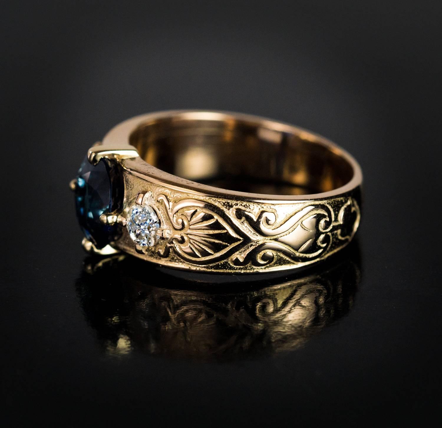 Antique Three-Stone Sapphire Diamond Gold Unisex Ring In Excellent Condition In Chicago, IL