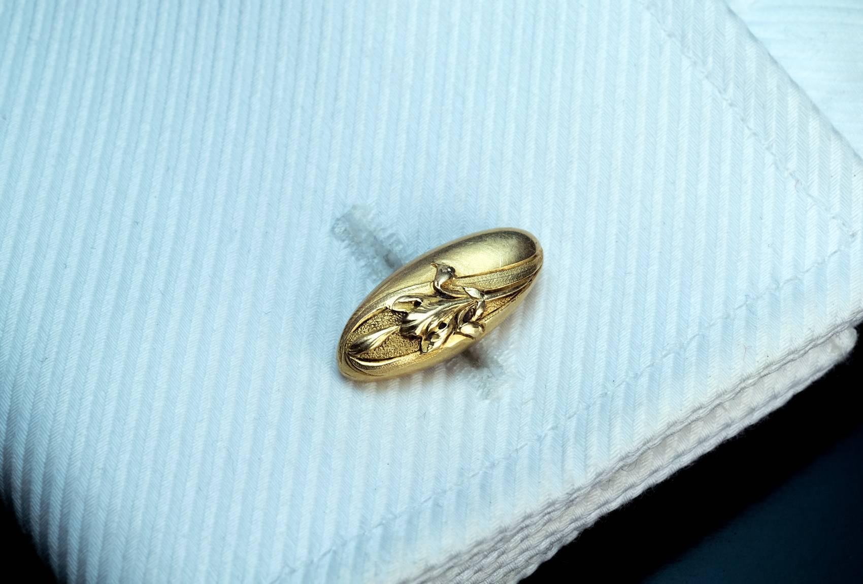 Les boutons de manchette en or jaune 18 carats sont ciselés d'un motif floral Art nouveau.

Marqué de la marque d'exportation française en forme de lièvre.

Largeur 19 mm (6/8 in.)