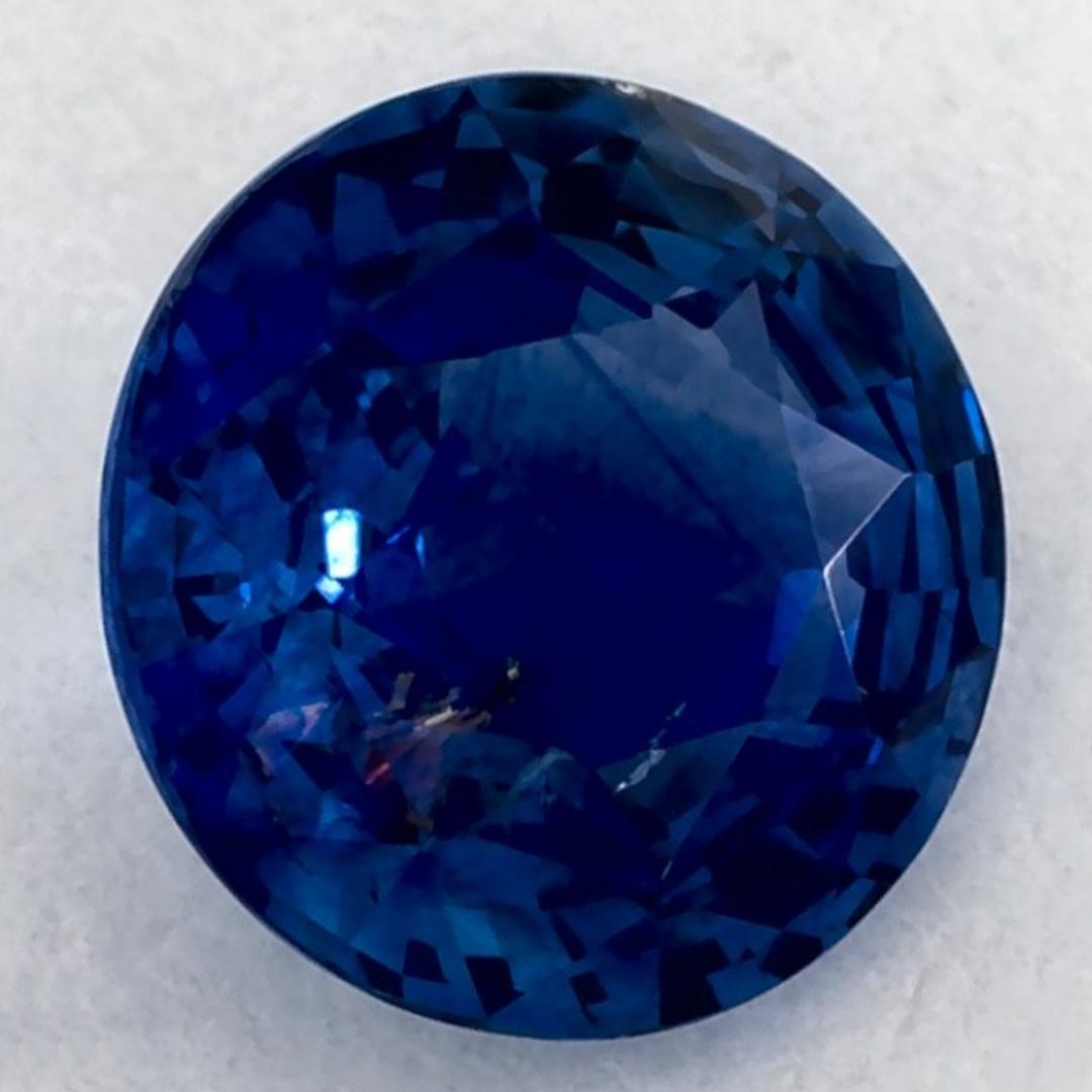 Ein sehr wertvoller September-Geburtsstein mit einer bezaubernden blauen Farbe. Man glaubt, dass sie dem Leben Glück und Reichtum bringen.

Entdecken Sie die lebendige Kollektion von Smaragden, Rubinen und Saphiren in unserem Geschäft, die als lose