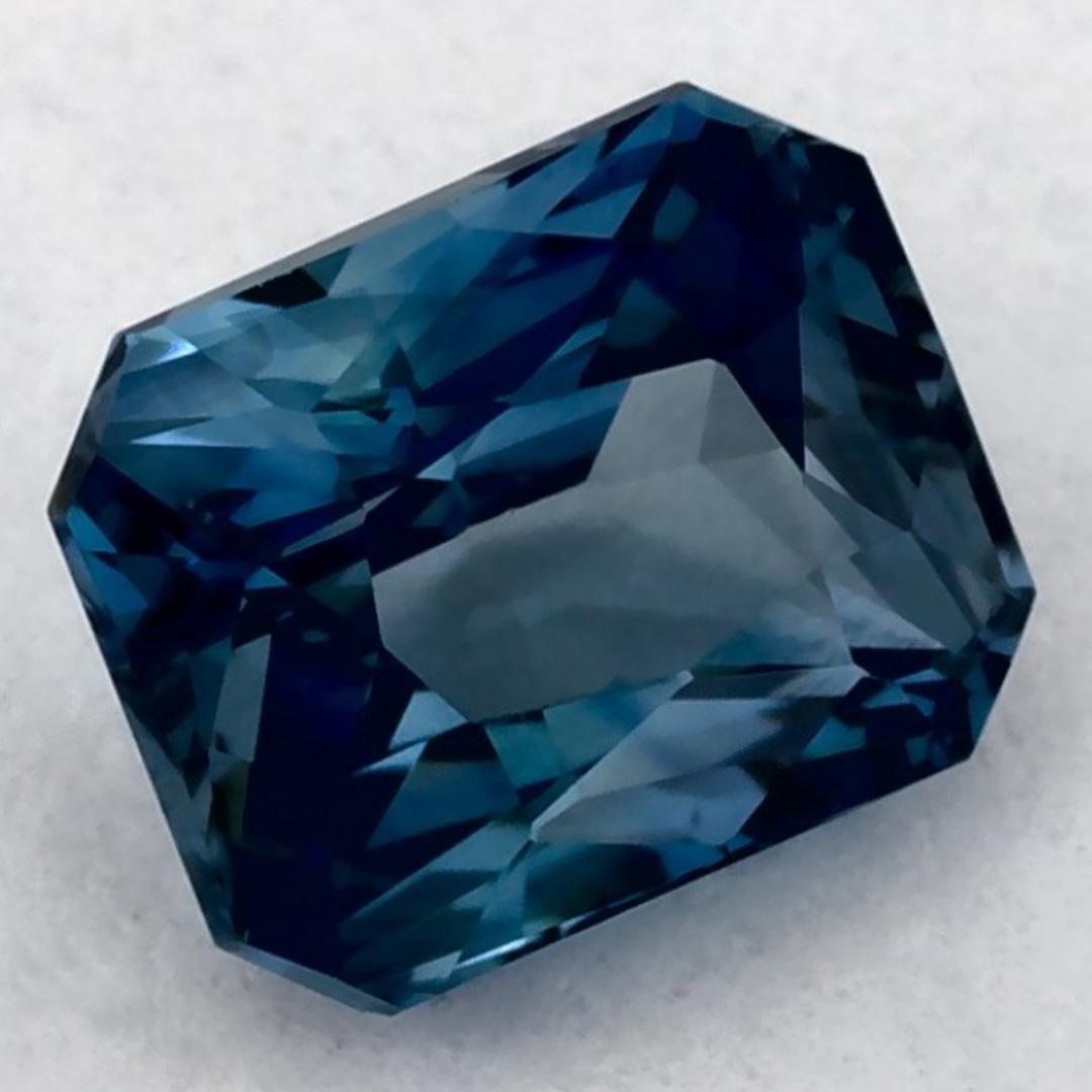 Una piedra de nacimiento de septiembre muy preciosa con un delicioso color verde. Se cree que traen buena suerte y fortuna a la vida.

Explora la vibrante colección de esmeraldas, rubíes y zafiros de nuestra tienda, disponibles como gemas sueltas y