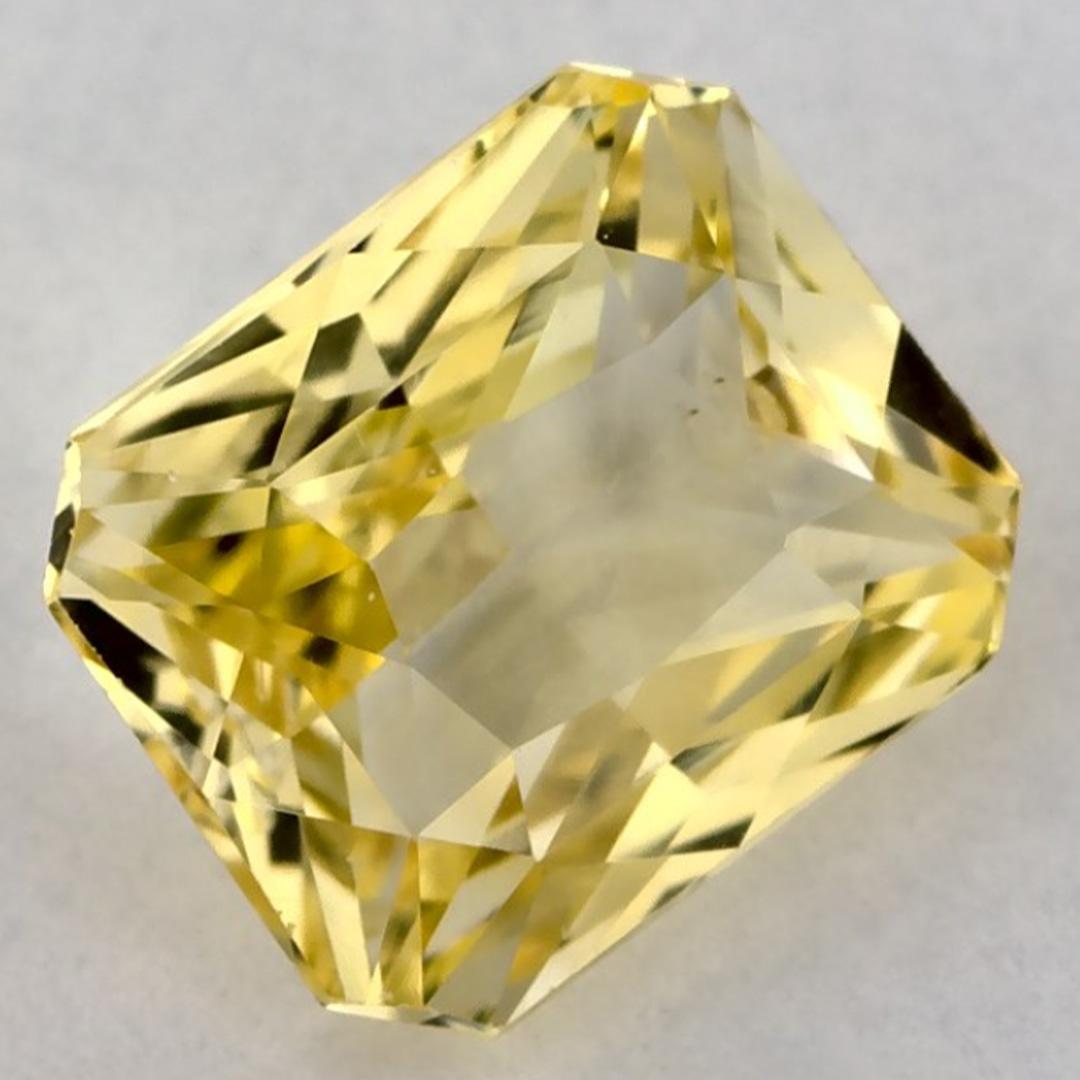 Una piedra de nacimiento de septiembre muy preciosa con un delicioso color amarillo. Se cree que traen buena suerte y fortuna a la vida.

Explora la vibrante colección de esmeraldas, rubíes y zafiros de nuestra tienda, disponibles como gemas sueltas