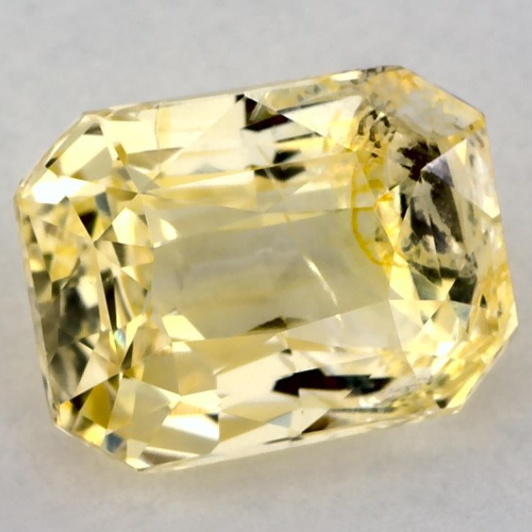 Una pietra natale di settembre molto preziosa con un delizioso colore giallo. Si ritiene che portino fortuna e fortuna alla vita.

Esplora la vivace collezione di smeraldi, rubini e zaffiri nel nostro negozio, disponibili come gemme sciolte e