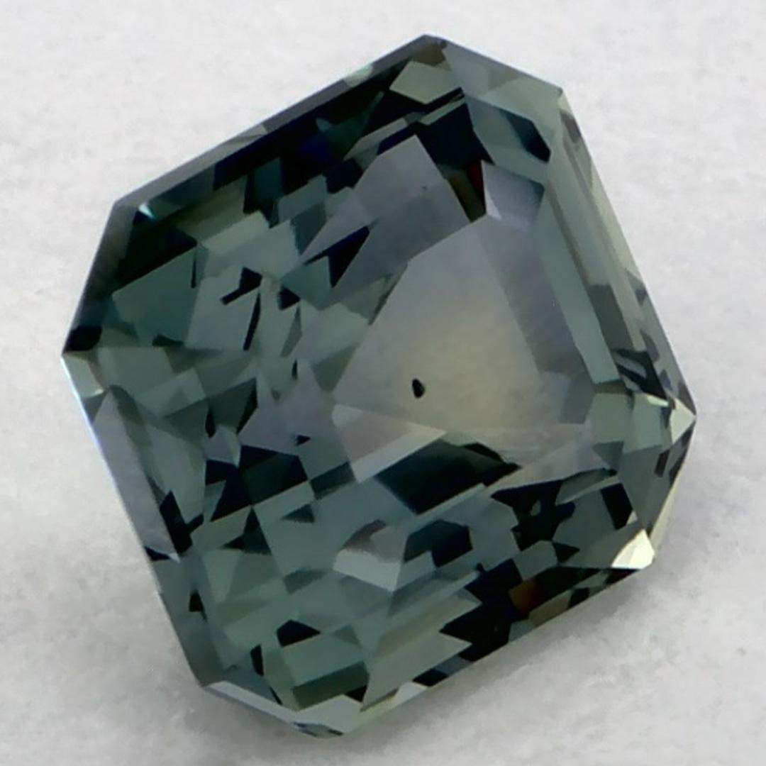 Una piedra de nacimiento de septiembre muy preciosa con un delicioso color verde. Se cree que traen buena suerte y fortuna a la vida.

Explora la vibrante colección de esmeraldas, rubíes y zafiros de nuestra tienda, disponibles como gemas sueltas y
