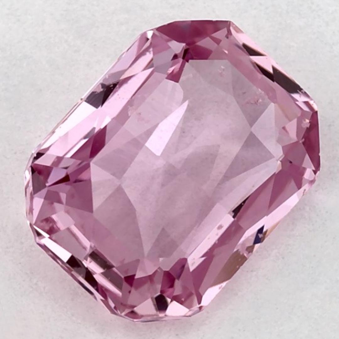 Ein sehr wertvoller September-Geburtsstein mit einer bezaubernden rosa Farbe. Man glaubt, dass sie dem Leben Glück und Reichtum bringen.

Entdecken Sie die lebendige Kollektion von Smaragden, Rubinen und Saphiren in unserem Geschäft, die als lose