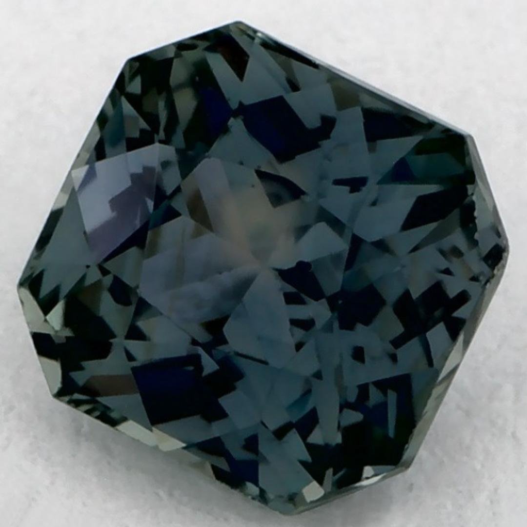 Una pietra natale di settembre molto preziosa con un delizioso colore verde. Si ritiene che portino fortuna e fortuna alla vita.

Esplora la vivace collezione di smeraldi, rubini e zaffiri nel nostro negozio, disponibili come gemme sciolte e