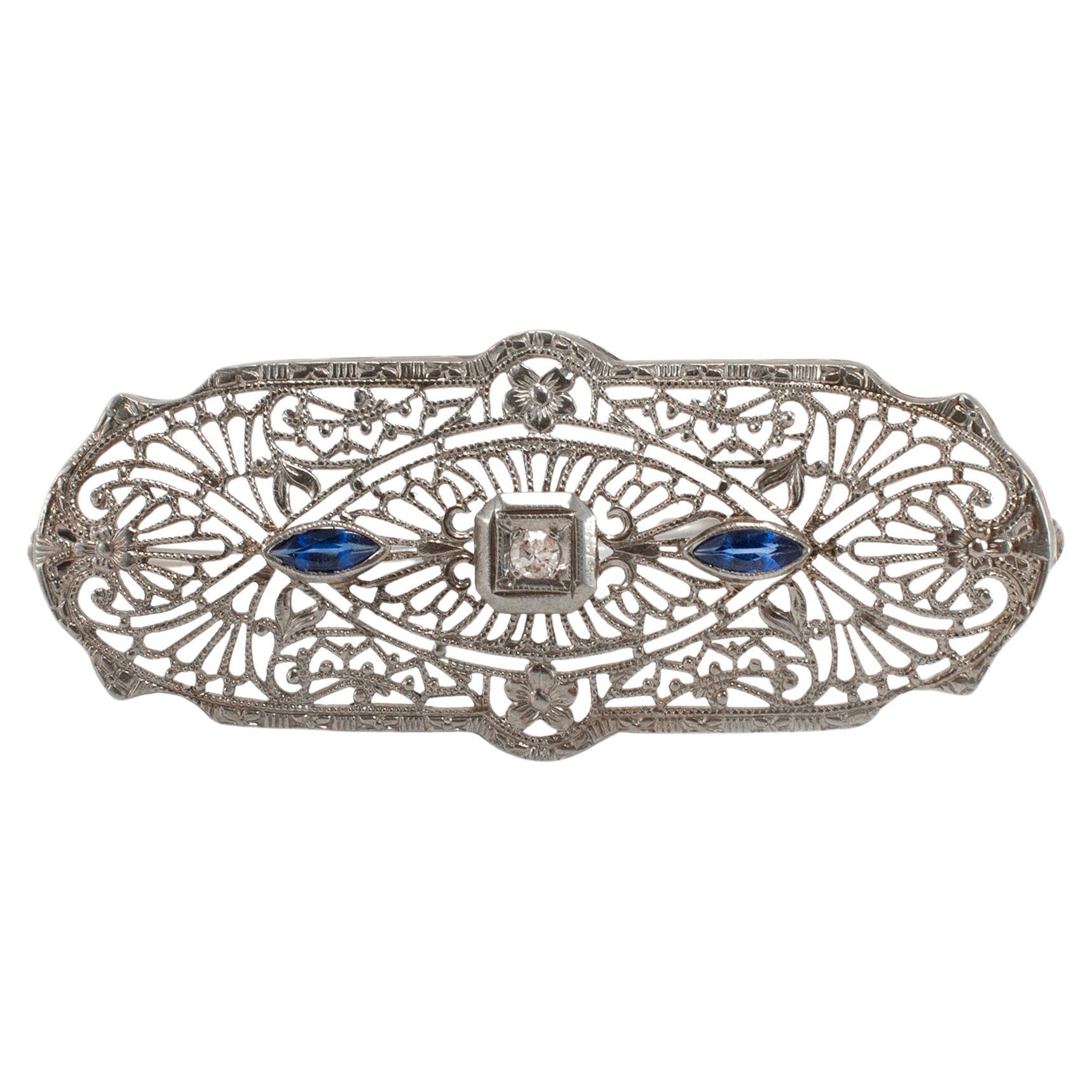 Broche Art déco ancienne en or blanc 10 carats filigranée avec diamants et saphirs
