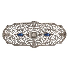 Broche Art déco ancienne en or blanc 10 carats filigranée avec diamants et saphirs