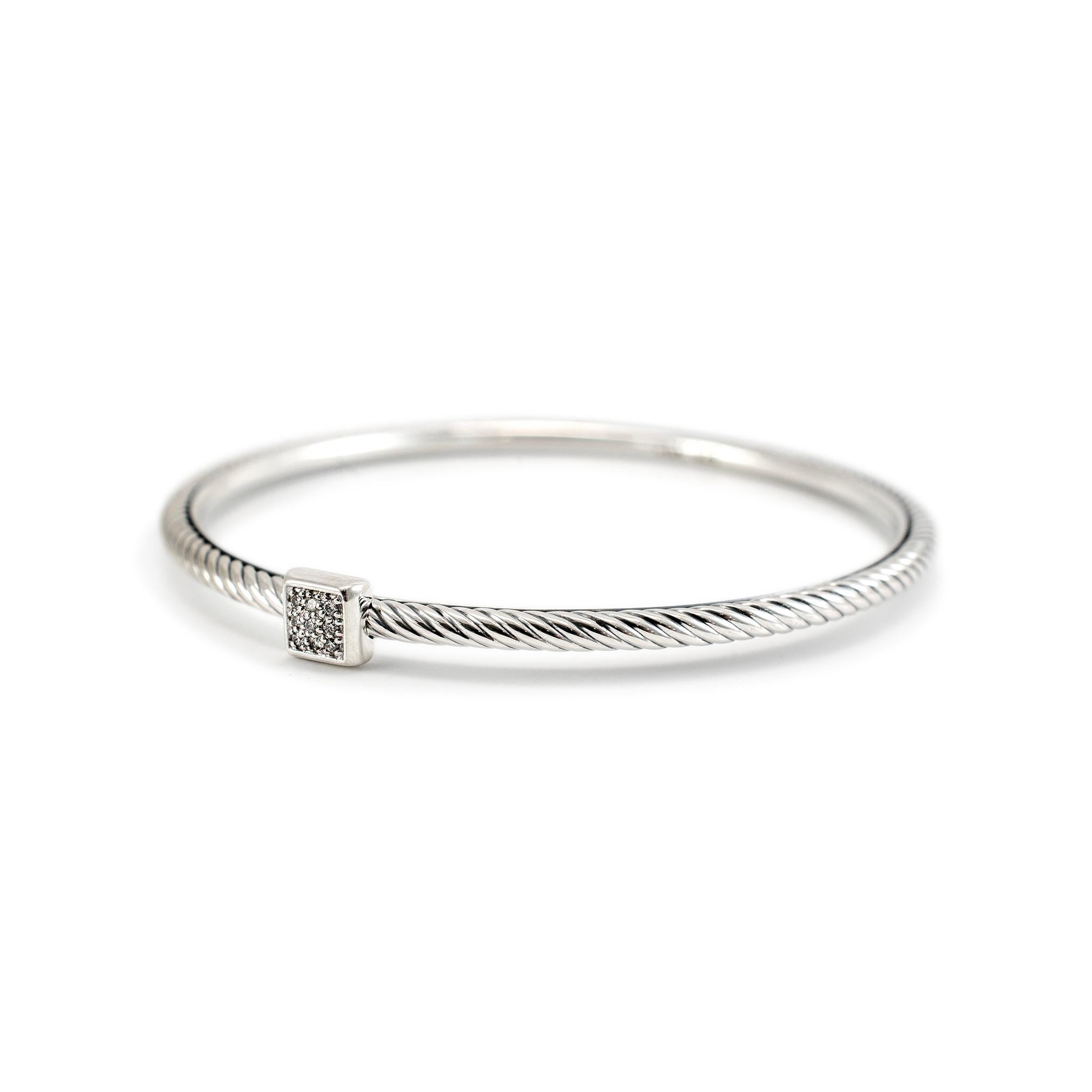 Marque : David Yurman

Genre : Unisexe

Type de métal : Argent Sterling 925

Longueur : 7,50 pouces 

Largeur : 3,00 mm

Poids : 15,77 grammes

Bracelet en argent avec diamants. Le métal a été testé et il a été déterminé qu'il s'agissait d'argent