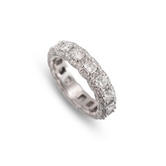 Ewigkeitsring aus Platin mit 5,34 Karat Diamanten im Kissen-Schliff und rundem Pavé-Halo-Design