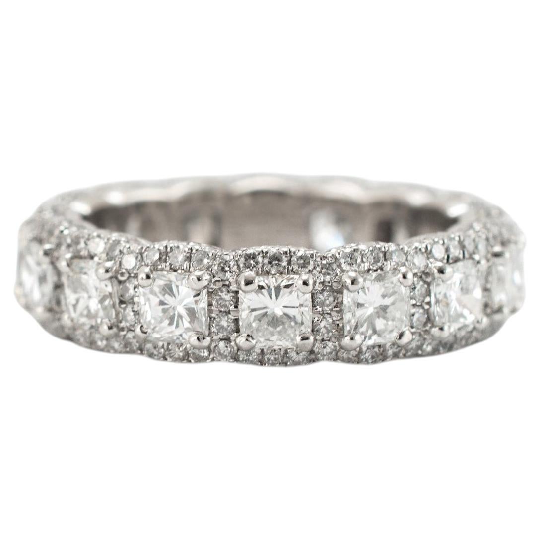 Ewigkeitsring aus Platin mit 5,34 Karat Diamanten im Kissen-Schliff und rundem Pavé-Halo-Design im Angebot