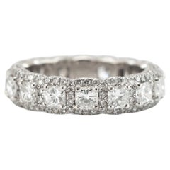 Bague d'éternité en platine de 5,34 carats, sertie de diamants taille coussin et de diamants ronds en pavé, avec halo