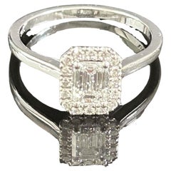 L
anello con diamante taglio Emerld Eleg Halo