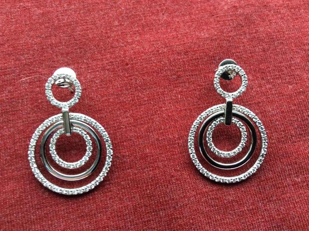 Fatti notare con questi lussuosi orecchini a goccia realizzati in oro bianco 18 carati. Caratterizzato da un sorprendente design a cerchi concentrici, ogni strato è elegantemente impreziosito da diamanti brillanti a taglio rotondo per un totale di