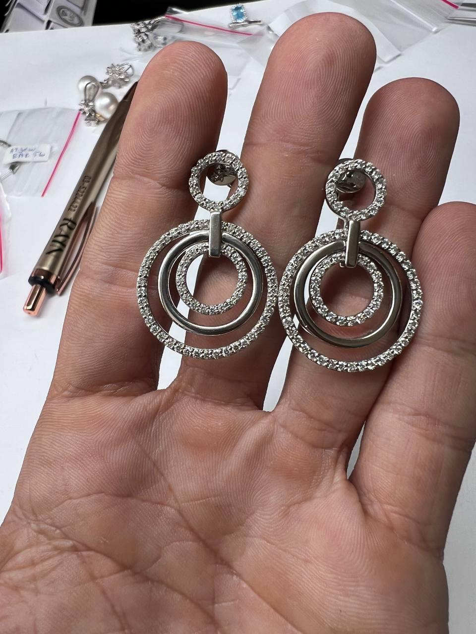 Contemporaneo Eleganti orecchini a goccia con diamanti in oro bianco 18 carati - 1,96 carati in vendita