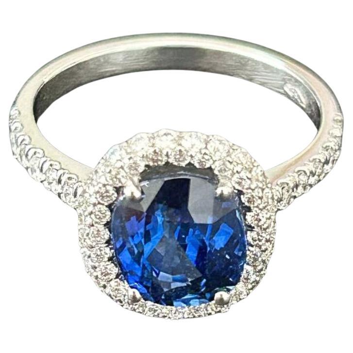 Eleva tu colección de joyería fina con este anillo exquisito y atemporal, elaborado para cautivar con cada mirada. En el corazón de esta obra maestra se encuentra un impresionante zafiro azul real de 3,58 quilates, conocido por su profundidad