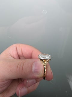 Eleganter Ring aus 18-karätigem Gold mit einem Diamanten im „Cushion Modified“-Schliff von 5,01 Karat.