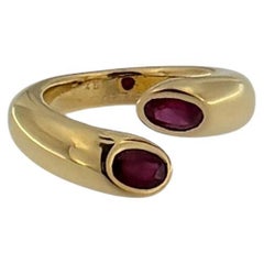 Anello Cartier Ellipse in oro giallo Due teste incrociate con rubini