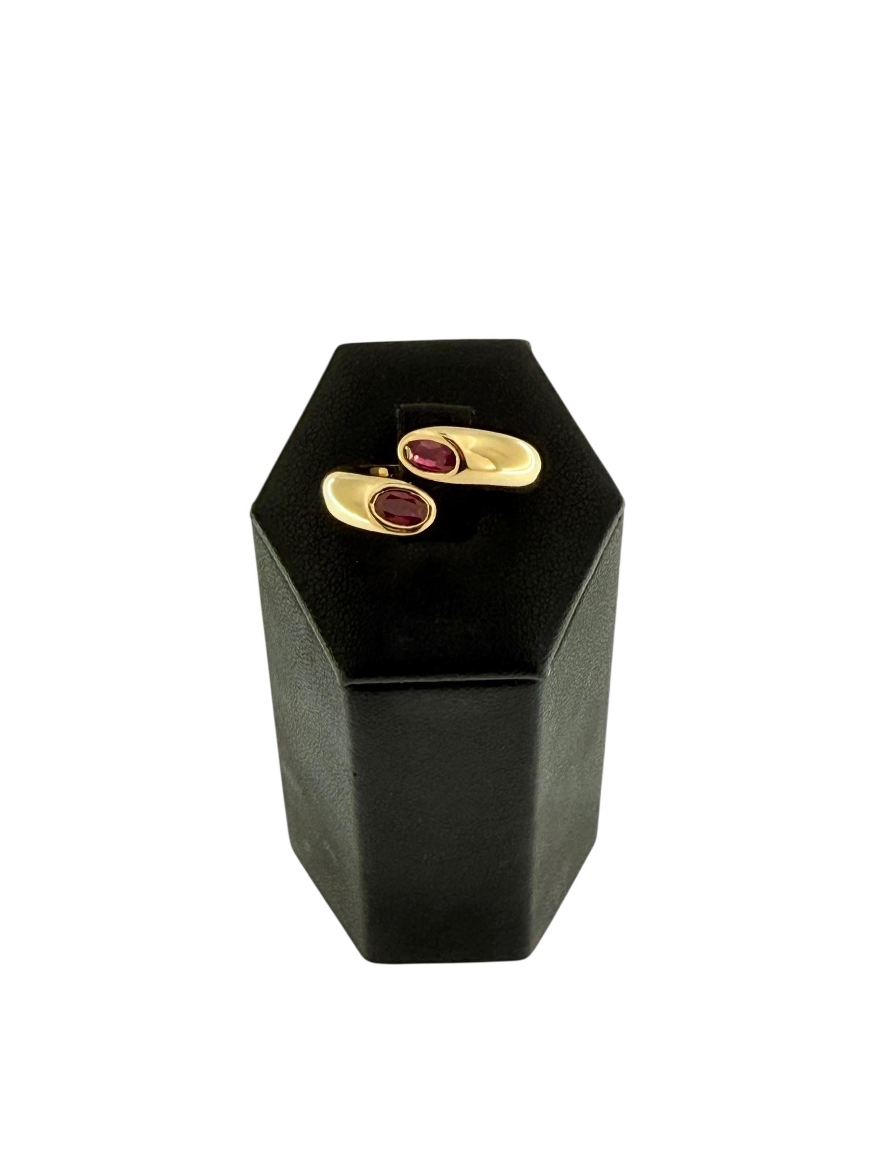 Moderno Anello Cartier Ellipse in oro giallo Due teste incrociate con rubini in vendita