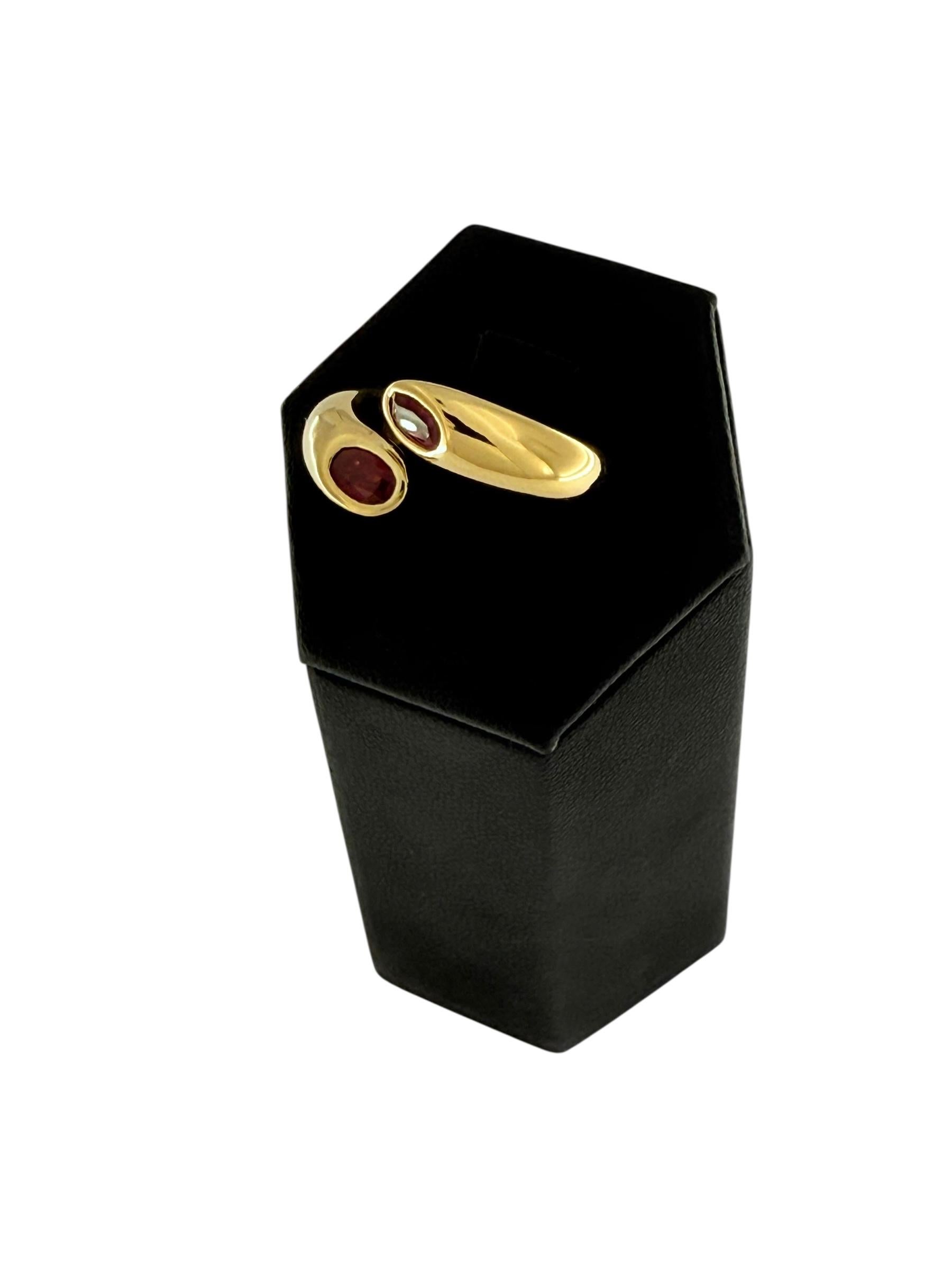 Taglio ovale Anello Cartier Ellipse in oro giallo Due teste incrociate con rubini in vendita