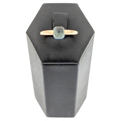 Bague solitaire Pomellato en or jaune 18 carats avec une tourmaline bleue en cabochon