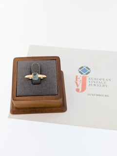 Bague solitaire Pomellato en or jaune 18 carats avec une tourmaline bleue en cabochon